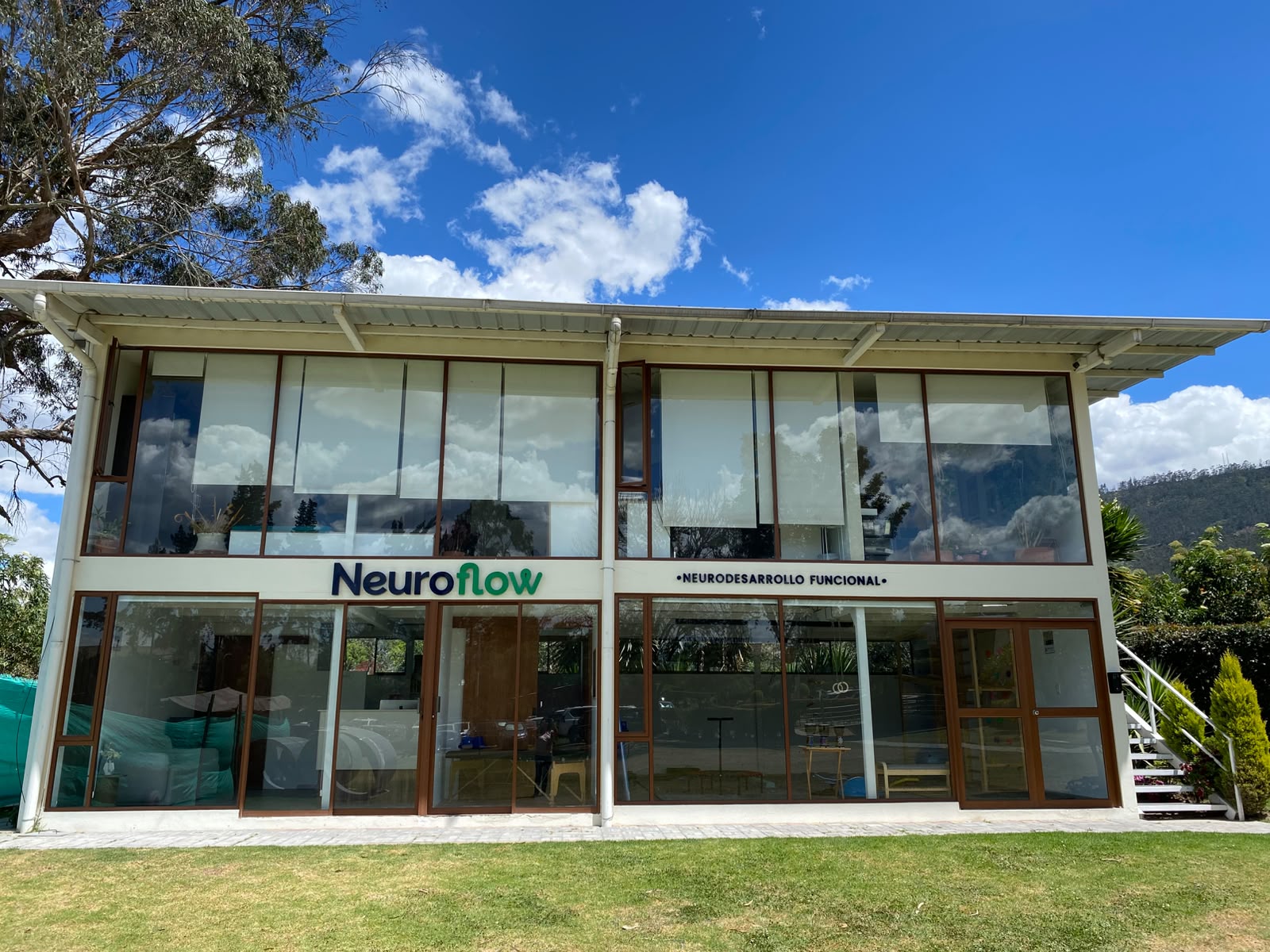 Centro NeuroFlow moderno y acogedor